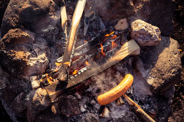 Vue Dessus Des Saucisses Barbecue Sur Bâton Sur Feu Camp — Photo