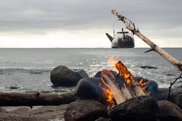 Matlagningsvatten För Lägereld Kaffe Med Utsikt Över Havet — Stockfoto