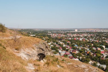 Pyatigorsk, Rusya, 23 Eylül 2020: Mashuk dağından şehir sokaklarına ve üzerlerindeki mavi gökyüzüne manzara