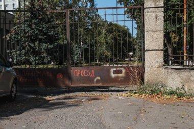 Pyatigorsk, Rusya, 23 Eylül 2020: Malygin Caddesi 'ndeki Impulse fabrikasının girişini kapatan eski paslı kapılar