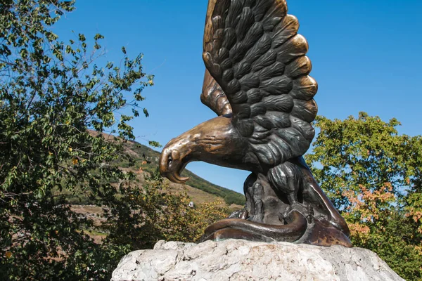Pyatigorsk, Rusya, 23 Eylül 2020: Mashuk Dağı 'ndaki Kartal heykeli