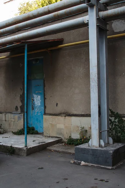 Mala Puerta Porche Una Vieja Casa Abandonada —  Fotos de Stock
