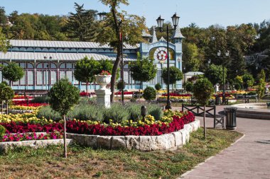 Pyatigorsk, Rusya, 23 Eylül 2020: Lermontov Galerisi 'nin güzel ve havadar tarihi binası, yeşillik ve çiçeklere gömülmüş, Park Çiçek Bahçesi' nde
