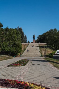 Pyatigorsk, Rusya, 23 Eylül 2020: Lenin heykelini ve ona giden merdivenleri görmek