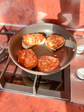 Yaban mersinli krepler tavada kızartılır.