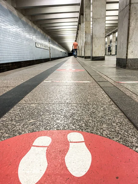Marcas Forma Círculo Rojo Dos Huellas Blancas Plataforma Del Metro —  Fotos de Stock