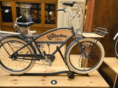 Moskova, Rusya, 05 Eylül 2020: Retro bisikletler GUM 'un içini süslüyor