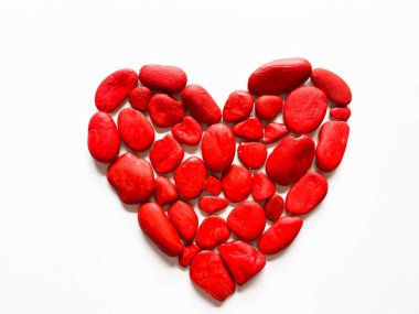 Beyaz bir arka planda taştan bir kalple