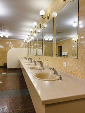 Moskova, Rusya, Eylül 05, 2020: Tretyakov galerisindeki kadınlar tuvaletinin içi