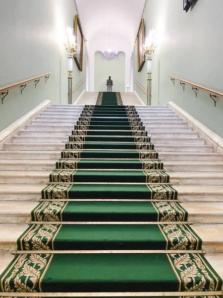Moscú Rusia Septiembre 2020 Escalera Entrada Con Una Alfombra Verde — Foto de Stock