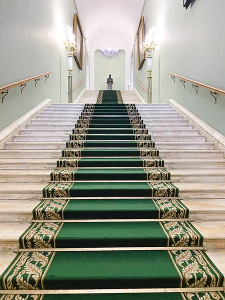 Moscú Rusia Septiembre 2020 Escalera Entrada Con Una Alfombra Verde — Foto de Stock