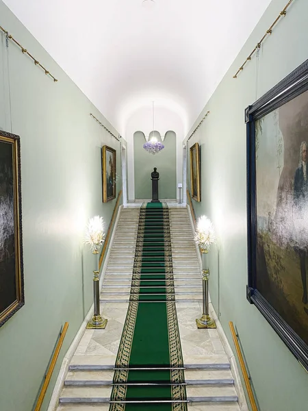 Moscú Rusia Septiembre 2020 Escalera Entrada Con Una Alfombra Verde — Foto de Stock