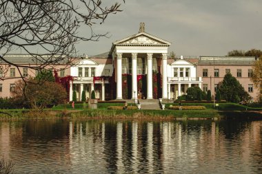 Moskova, Rusya, Ekim 06, 2020: Botanik Bahçesindeki gölette beyaz sütunları ve keskin çatısı olan güzel bir bina