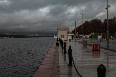 Moskova, Rusya, 18 Ekim 2020: Kuzey Nehri İstasyonu 'nun dışı - rıhtım ve nehir manzarası