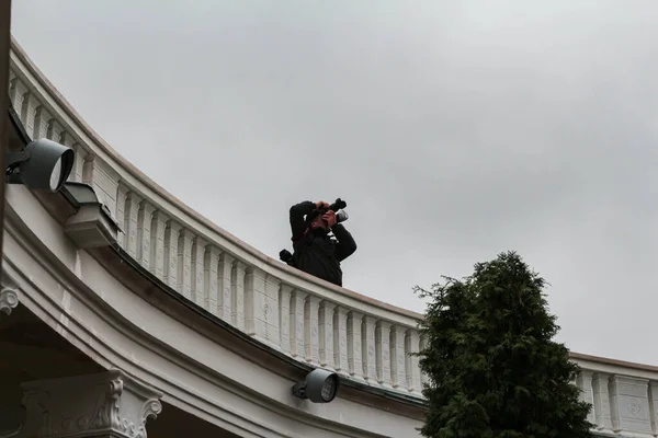 Moscú Rusia Octubre 2020 Fotógrafo Masculino Para Columnata Del Segundo —  Fotos de Stock