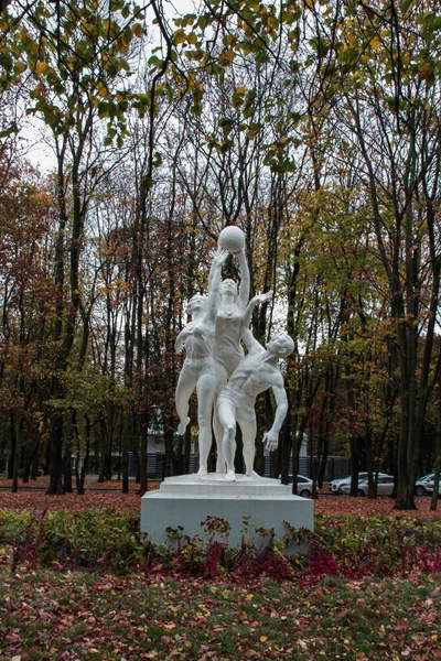 Moskau Russland Oktober 2020 Statue Sport Symbolisiert Das Basketballspiel Nordbahnhof — Stockfoto