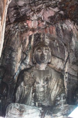 Luoyang, Çin, 3 Ağustos 2018: Budist mağara tapınağı kompleksi Longmen 'deki mağara süslerinin heykelleri ve detayları