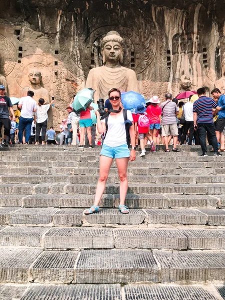 Luoyang, Çin, 3 Ağustos 2018: Uzun adam Budist mağara tapınağı kompleksi, turistler resim çekiyor ve heykelleri ve manzaraları keşfediyorlar