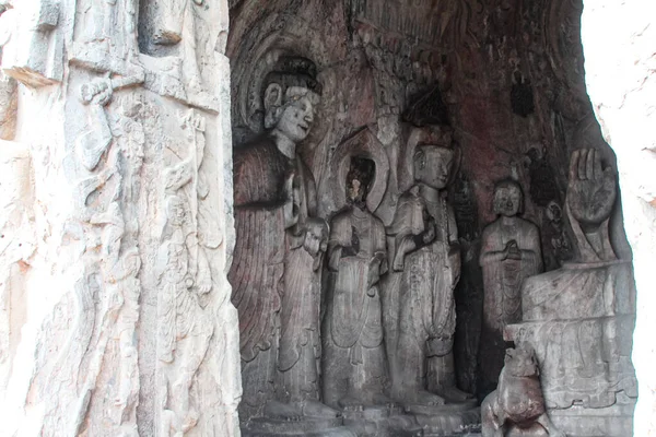Luoyang, Çin, 3 Ağustos 2018: Budist mağara tapınağı kompleksi Longmen 'deki mağara süslerinin heykelleri ve detayları