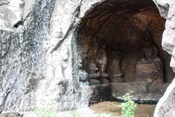 Luoyang, Çin, 3 Ağustos 2018: Budist mağara tapınağı kompleksi Longmen 'deki mağara süslerinin heykelleri ve detayları