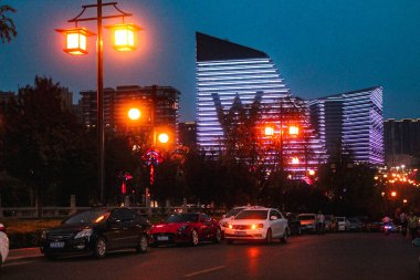 Xi 'an, Çin, 3 Ağustos 2018: Gece sokakları neon ışıklarıyla aydınlatıldı