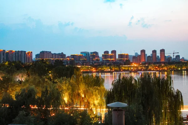 2018年8月3日 中国西安 南湖公园海滨光芒四射的城市和宫殿景观 — 图库照片