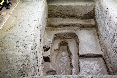 Xi 'an, Çin, 4 Ağustos 2018: Banpo Köyü Müzesi - M.Ö. 5 bin yıllık antik insanların bulunduğu bölgede kazı çalışmaları