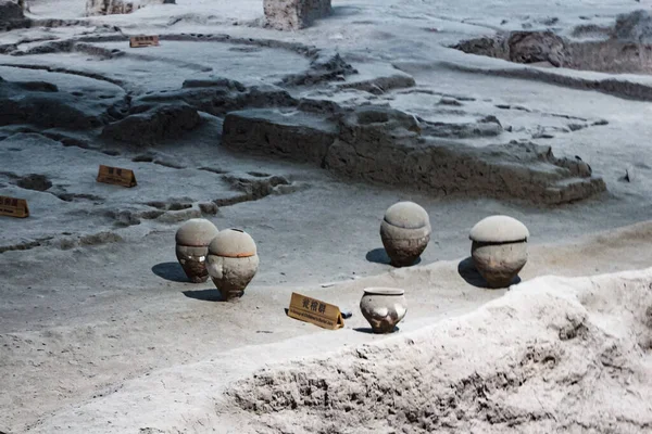 Xi 'an, Çin, 4 Ağustos 2018: Banpo Köyü Müzesi - M.Ö. 5 bin yıllık antik insanların bulunduğu bölgede kazı çalışmaları