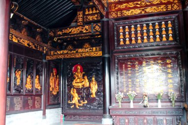 Xi 'an, Çin, 5 Ağustos 2018: Büyük Vahşi Kaz Pagoda' nın yanındaki parkta bir Budist tapınağının içi