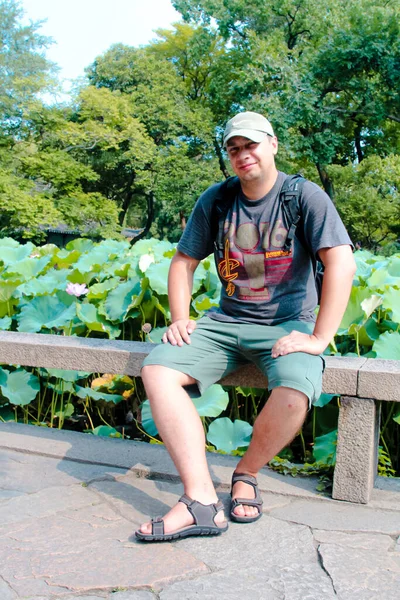 Suzhou China August 2018 Manlig Turist Sitter Räcket Bro Över — Stockfoto