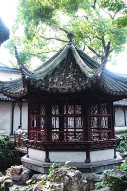 Suzhou, Çin, 06 Ağustos 2018: Çardaklar, kanallar üzerindeki taş köprüler ve mütevazı memurların bahçesindeki güzel ağaçlar