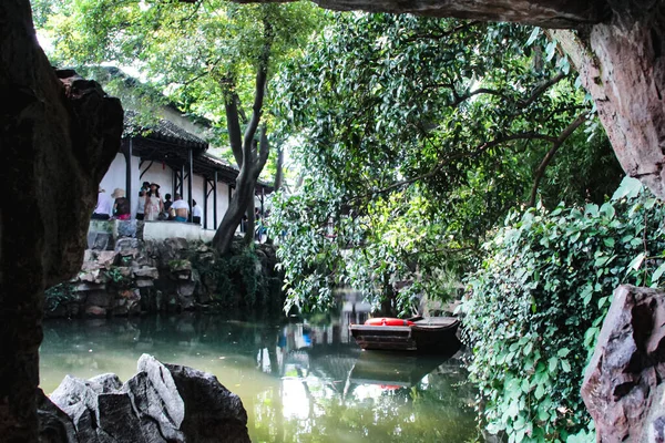 Suzhou, Çin, 06 Ağustos 2018: Çardaklar, kanallar üzerindeki taş köprüler ve mütevazı memurların bahçesindeki güzel ağaçlar