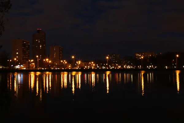 Reflexion Der Nächtlichen Stadtbeleuchtung Wasser Des Sees — Stockfoto