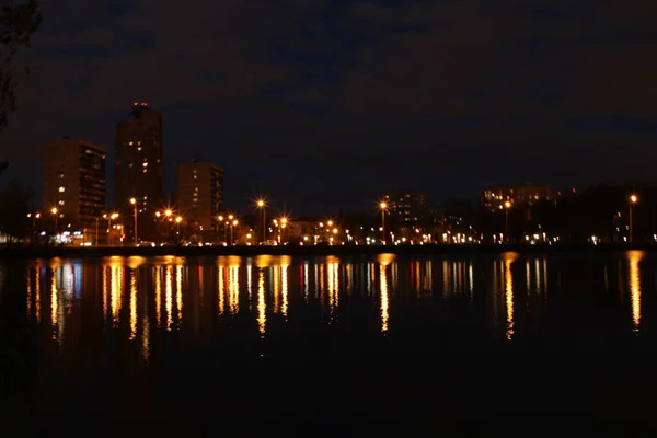 Reflectie Van Nachtlampjes Het Water Van Het Meer — Stockfoto