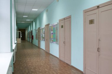Moskova, Rusya, 19 Kasım 2020: Timiryazev Akademisi 'nin binalarından birinde açık yeşil duvarları ve kahverengi kapıları olan bir koridor. Perspektif, doğrusal perspektif, ölçek perspektifi
