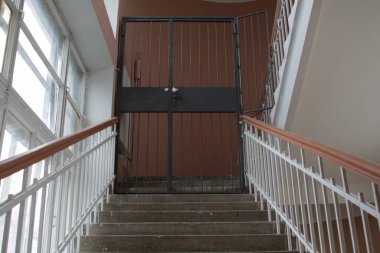 Binadaki demir parmaklıklarla kaplı merdiven.