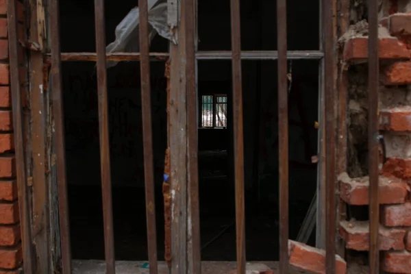 Una Ventana Con Cristales Rotos Pared Una Casa Abandonada Través —  Fotos de Stock