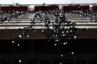 Binanın ön cephesinden sarkan Noel çelenkleri, alt manzara