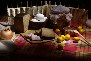 Kırsal yaşam: siyah ekmek, domuz yağı, ahşap bir kasede haşlanmış yumurta, soğan, elma, kil kap, kareli masa örtüsü, dekoratif hasır çit.