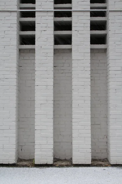 Colunas Tijolo Branco Relevo Fachada Edifício Geometria Arquitetura — Fotografia de Stock