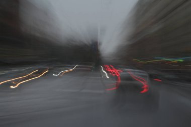 Kasvetli bir sonbahar gününde, hareketli arabalarla sokakları dolaşırlar.