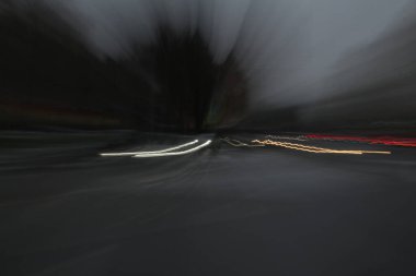 Kasvetli bir sonbahar gününde, hareketli arabalarla sokakları dolaşırlar.