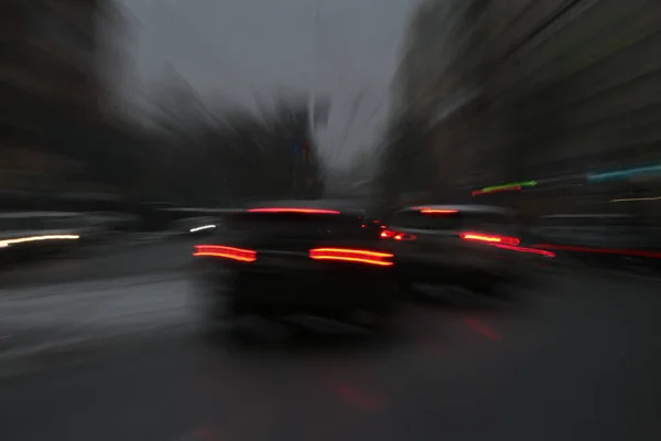 Kasvetli bir sonbahar gününde, hareketli arabalarla sokakları dolaşırlar.