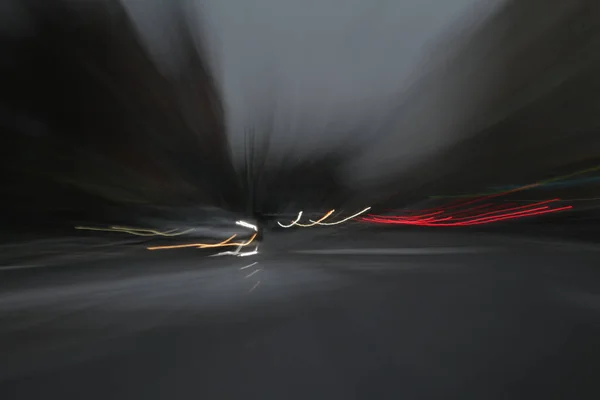 Kasvetli bir sonbahar gününde, hareketli arabalarla sokakları dolaşırlar.