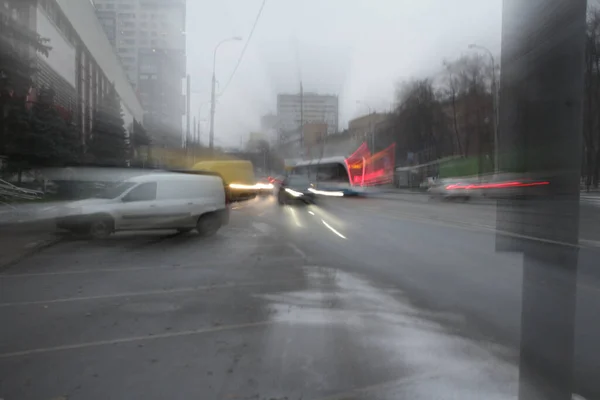 Kasvetli bir sonbahar gününde, hareketli arabalarla sokakları dolaşırlar.