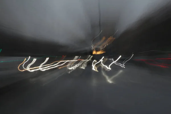 Kasvetli bir sonbahar gününde, hareketli arabalarla sokakları dolaşırlar.