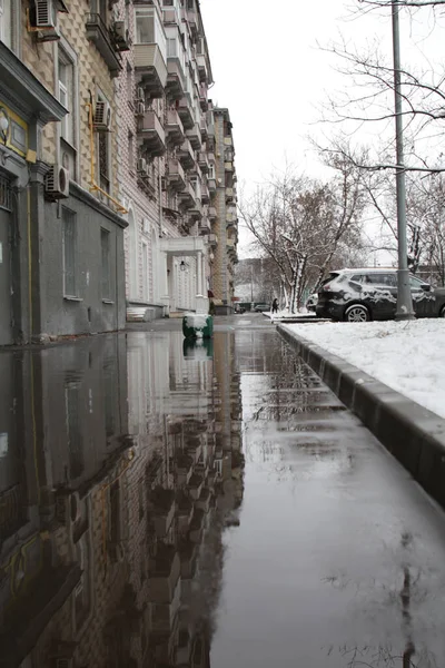 モスクワ ロシア 2020年11月21日 パンフィロフスカヤMcc近くのアラバナ通り 湿ったアスファルトの建物や人々の反射 — ストック写真