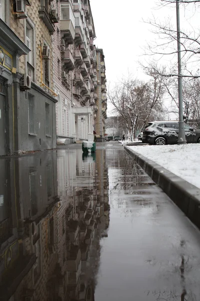 Moscou Rússia Novembro 2020 Rua Alabyana Perto Panfilovskaya Mcc Reflexões — Fotografia de Stock