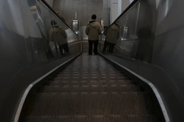 Een Man Daalt Een Roltrap Moskouse Metro Achteraanzicht — Stockfoto