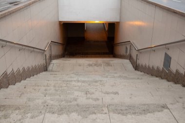 Boş bir yeraltı yaya geçidine giden merdivenlerden aşağı..